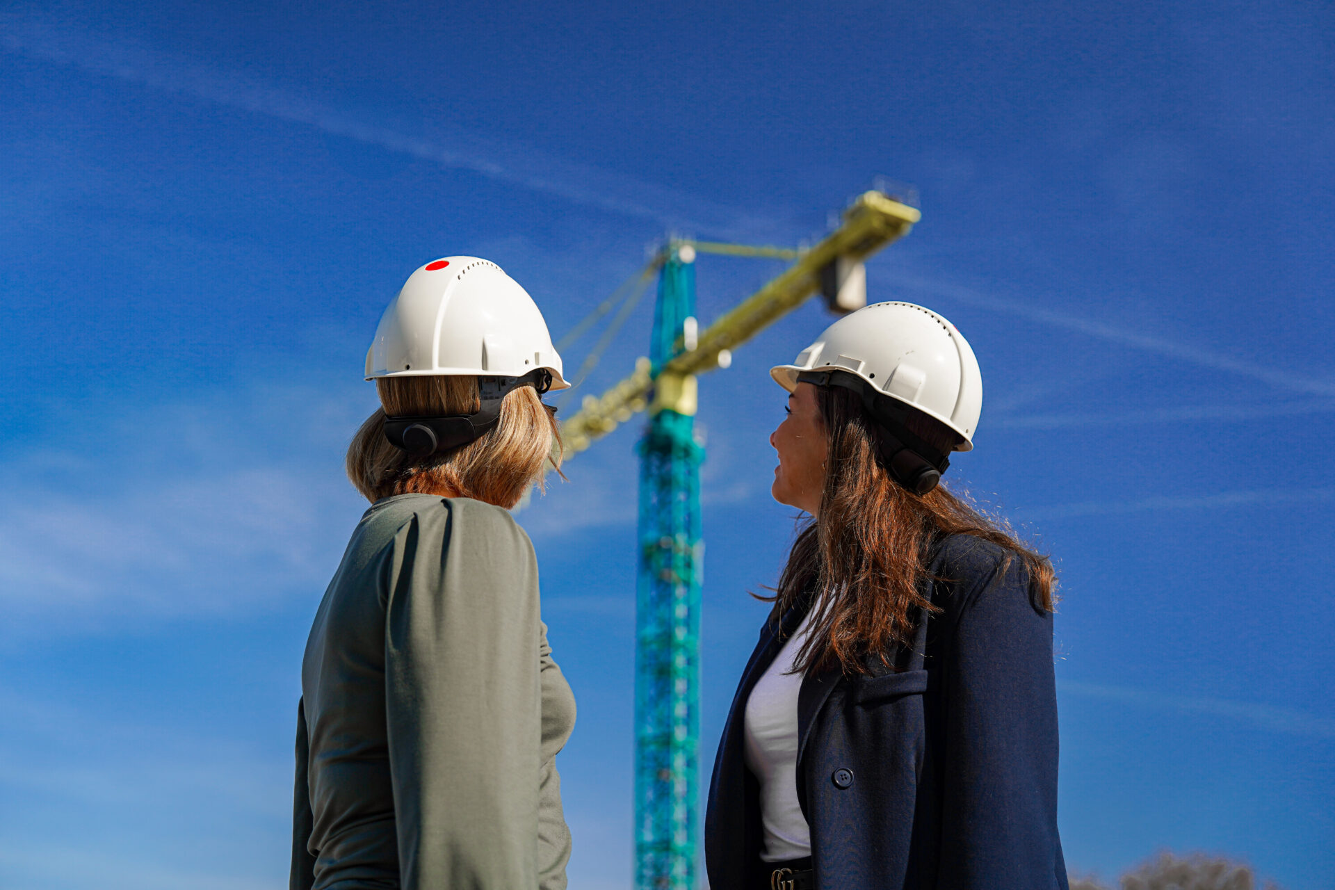 Nieuwbouw collega's op de bouwlocatie