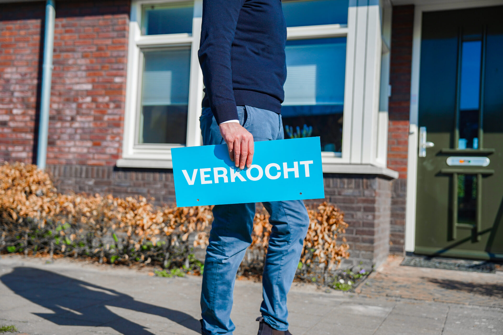 Makelaar met verkocht bord