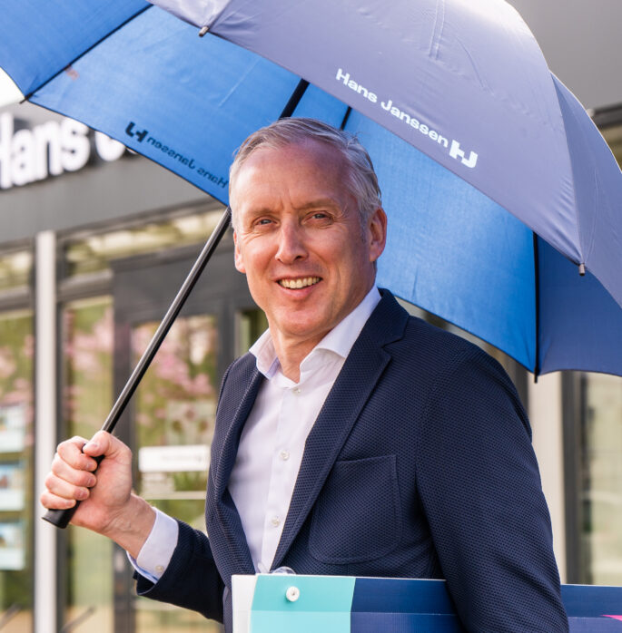 Makelaar onder een paraplu