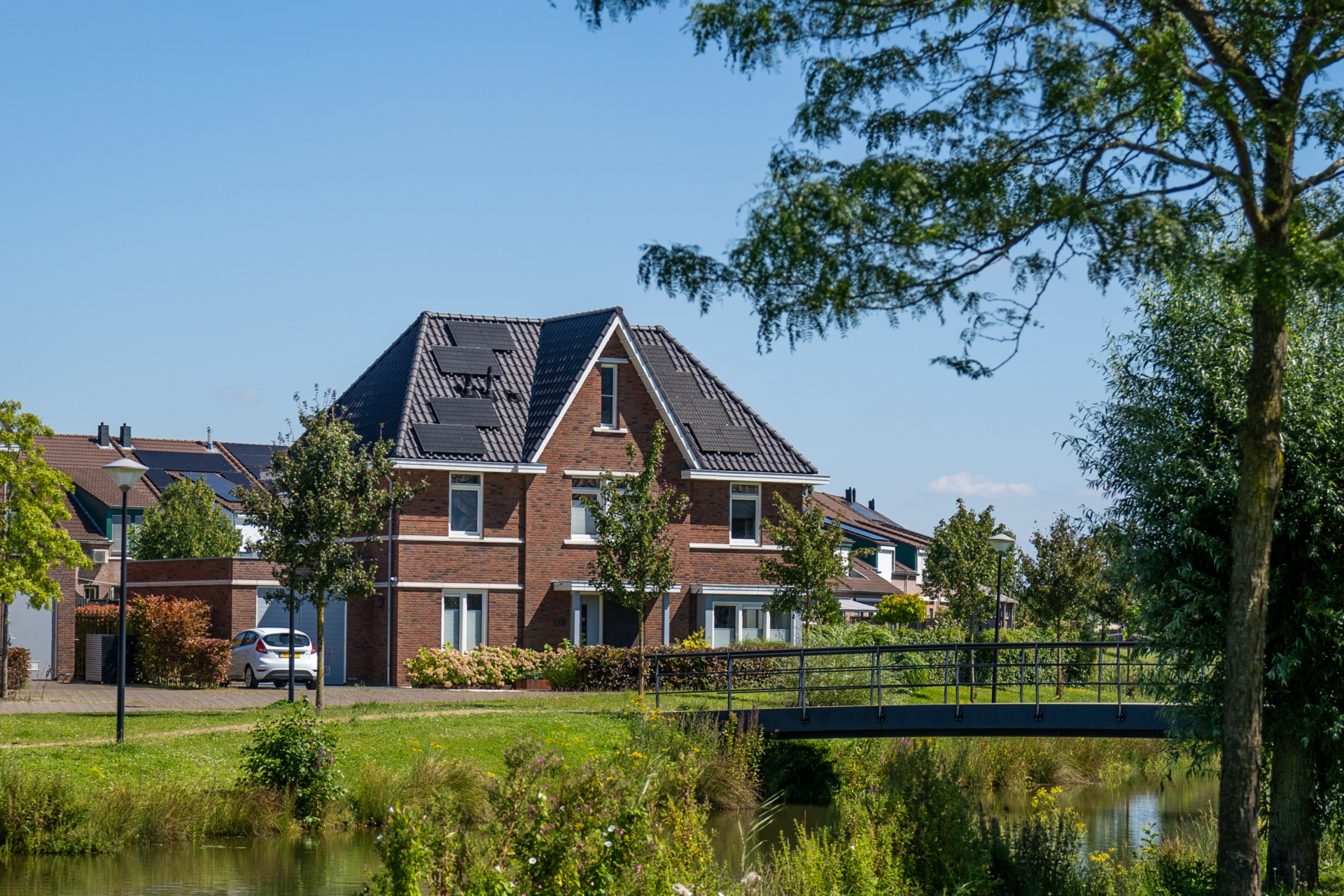 foto van woningen met zonnenpanelen.