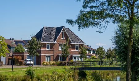 foto van woningen met zonnenpanelen.