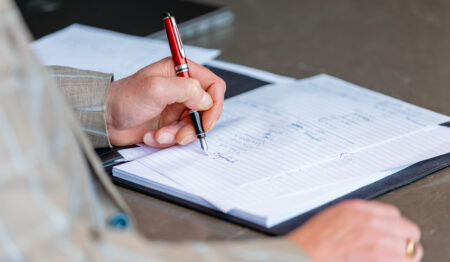 Collega maakt aantekeningen