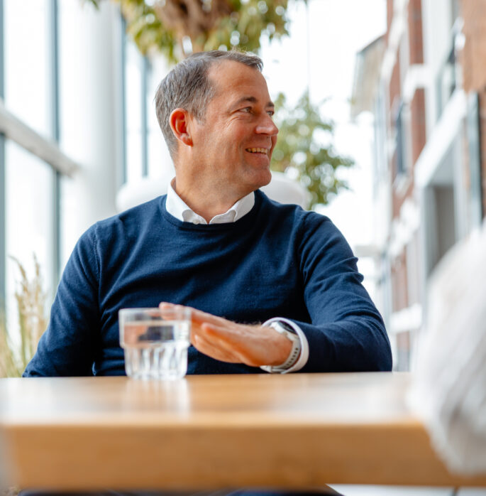 Hypotheekadviseur aan tafel