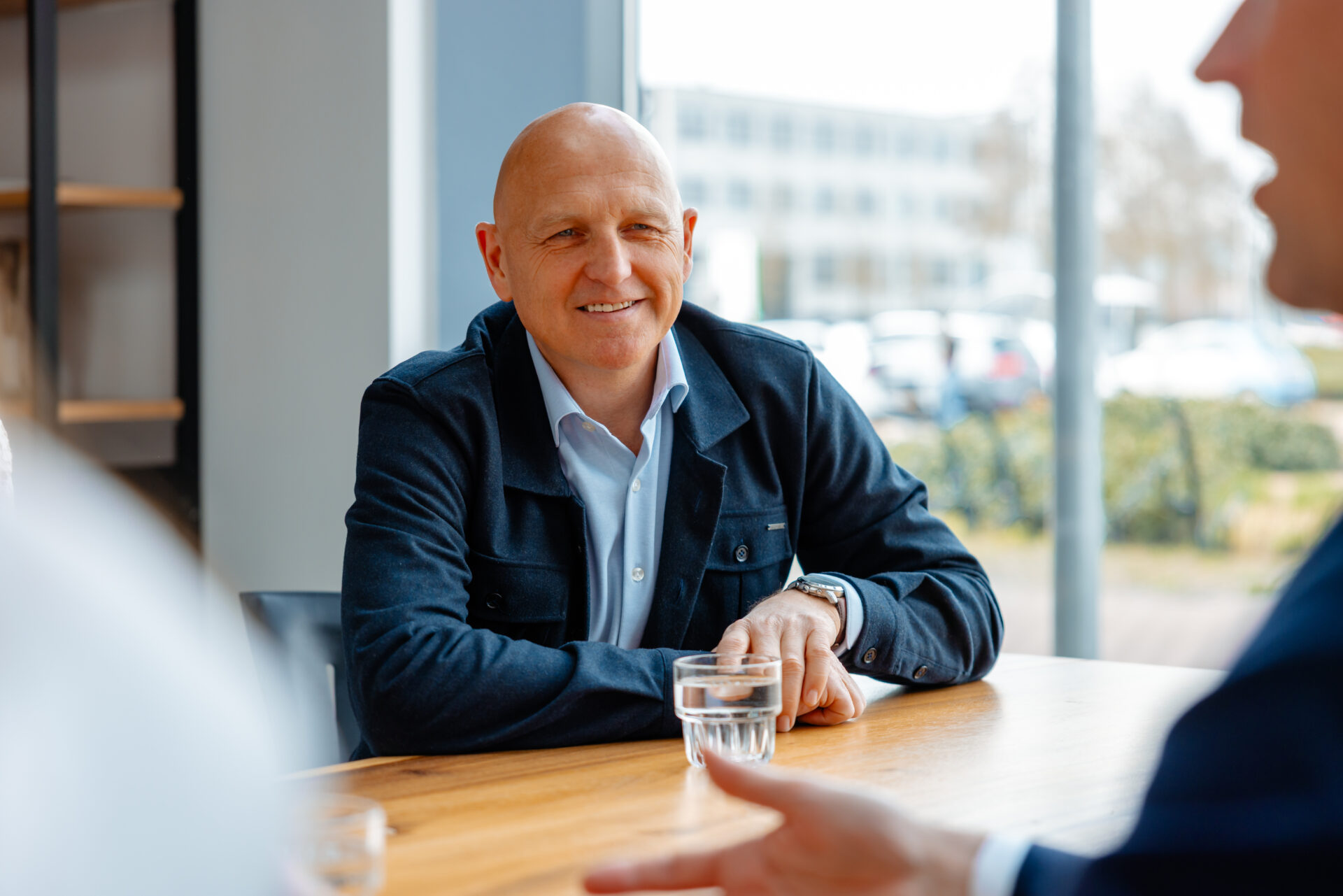 collega van hypotheken die aan tafel zit.