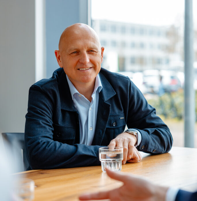 collega van hypotheken die aan tafel zit.