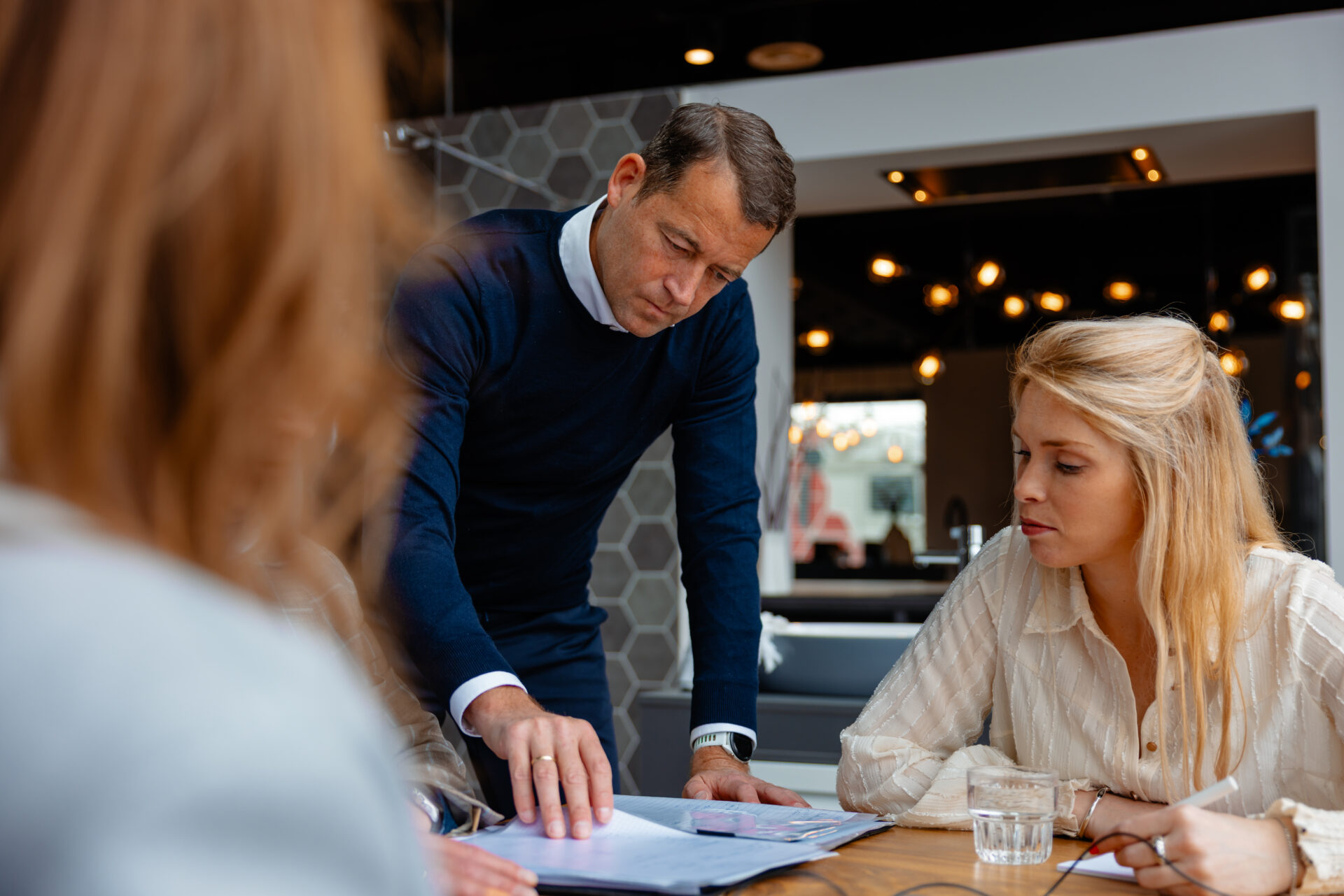 Collega kijkend naar documenten