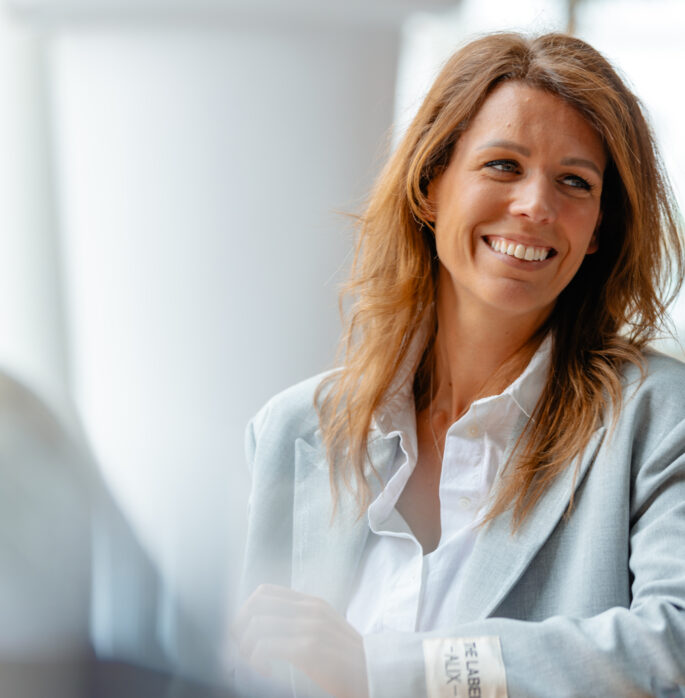 Collega lachend aan tafel