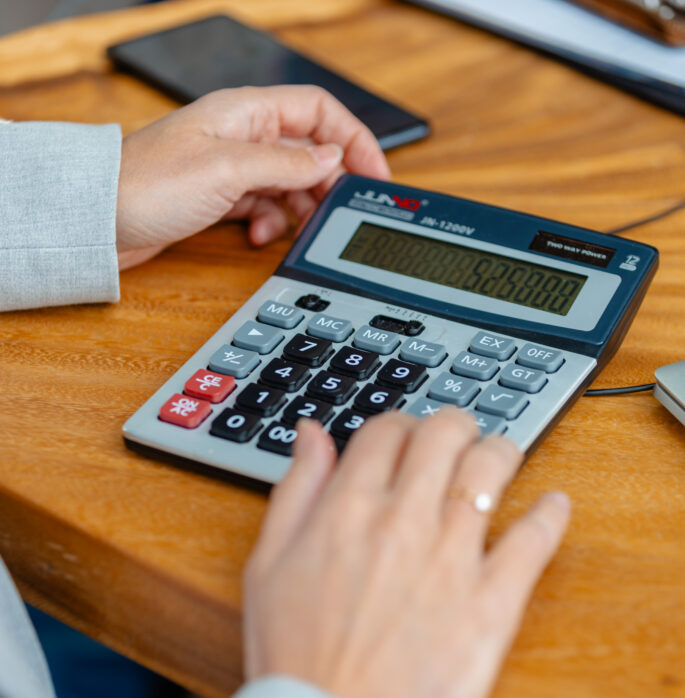 foto van hand die op een rekenmachine typt