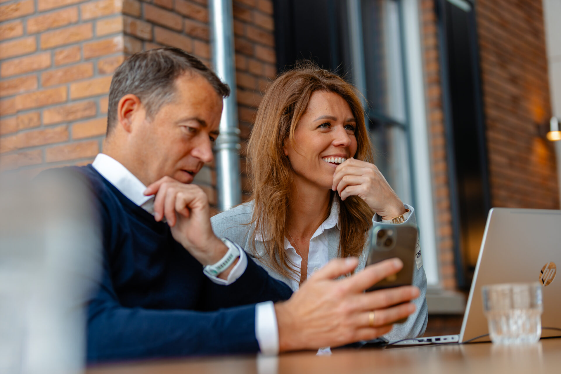 Collega laat iets zien op telefoon