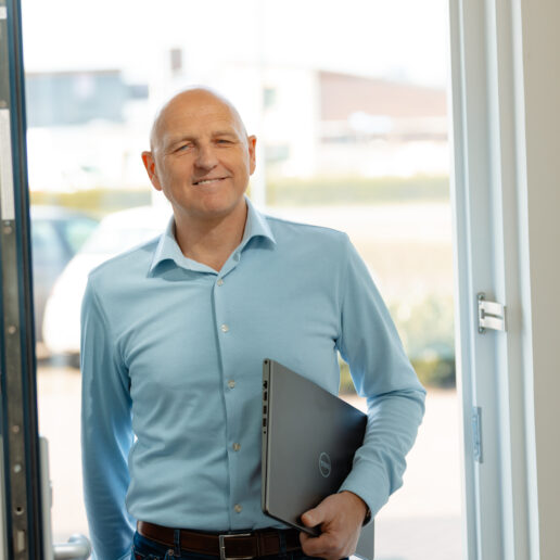 Collega loopt door de voordeur