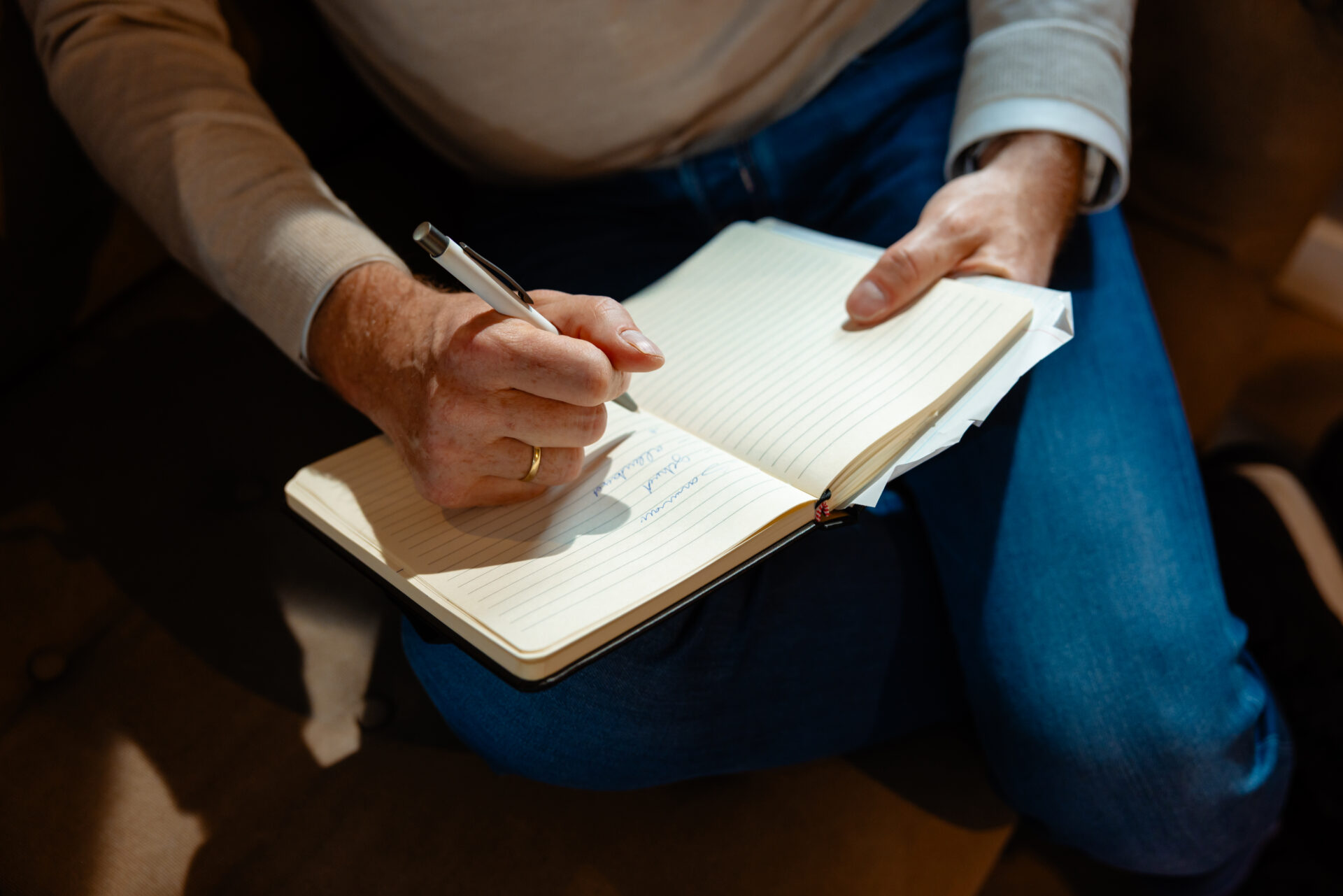 Collega maakt aantekeningen
