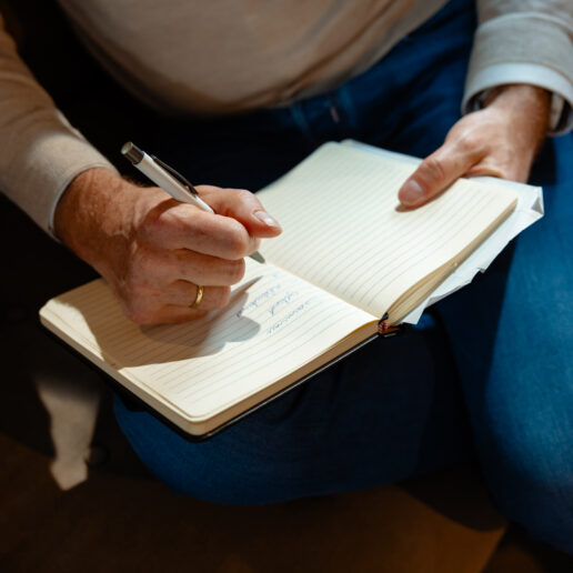 Collega maakt aantekeningen