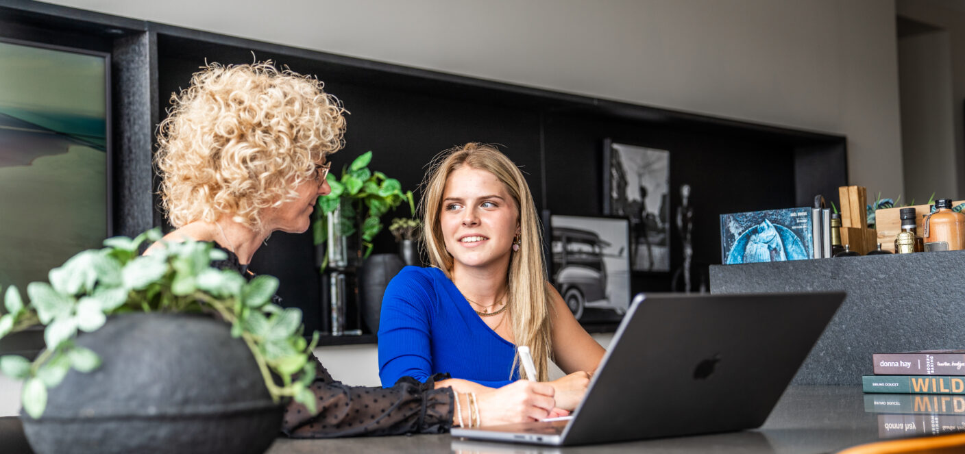moeder helpt dochter met familielening