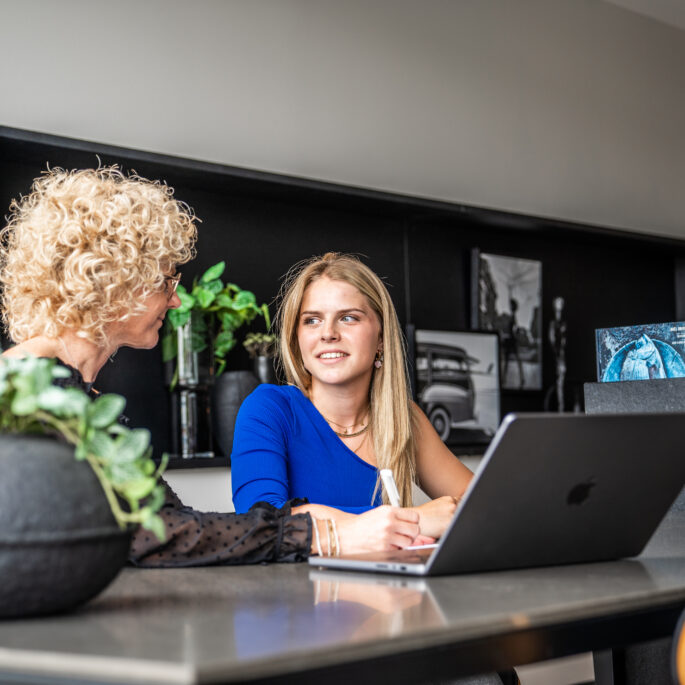 moeder helpt dochter met familielening